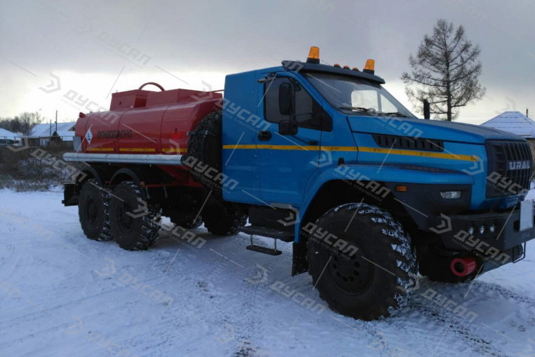 Автотопливозаправщик АТЗ-10 на базе УРАЛ NEXT 4320-72Е5 со спальным местом