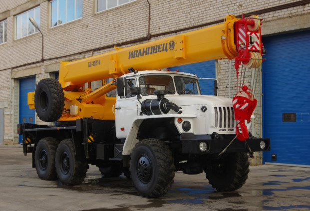 Автокран ИВАНОВЕЦ КС-35714 на шасси УРАЛ